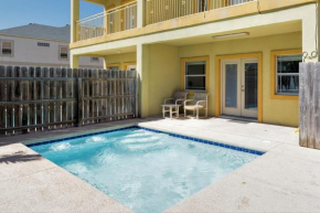 Quiet townhome close to beach with private pool!